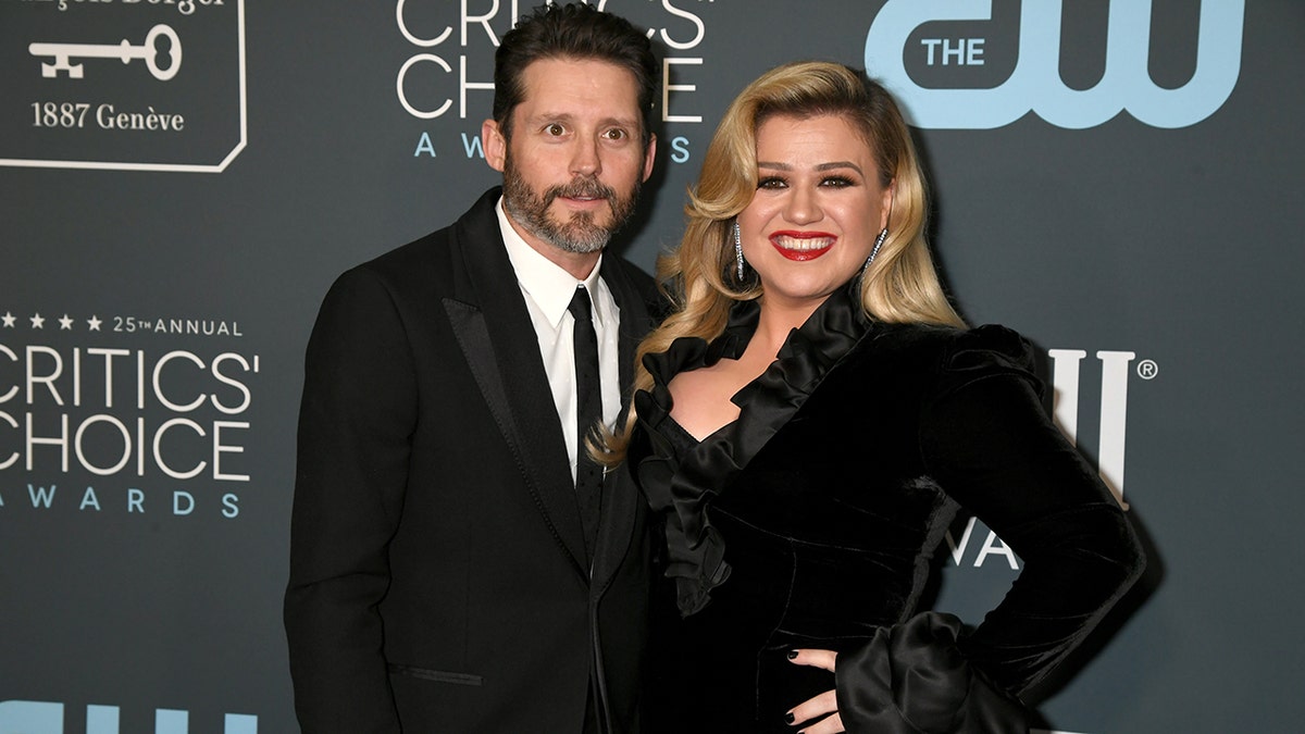Kelly Clarkson un Brandon Blackstock pie kritiķu izvēles balvām