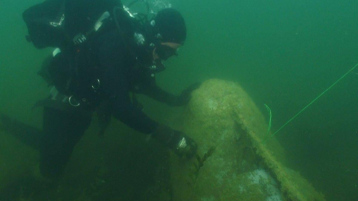 Bolderājas karjera dzelmē nirēji atrod pamestu mazu zemūdeni