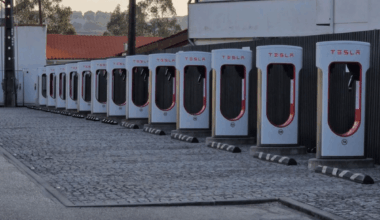 Na madrugada de hoje, o Supercharger de Fátima foi vandalizado: todos os cabos dos stalls V2 e os stalls V4 (8a, 8b, 8c, 8d, 9a, 9b) foram cortados e roubados.