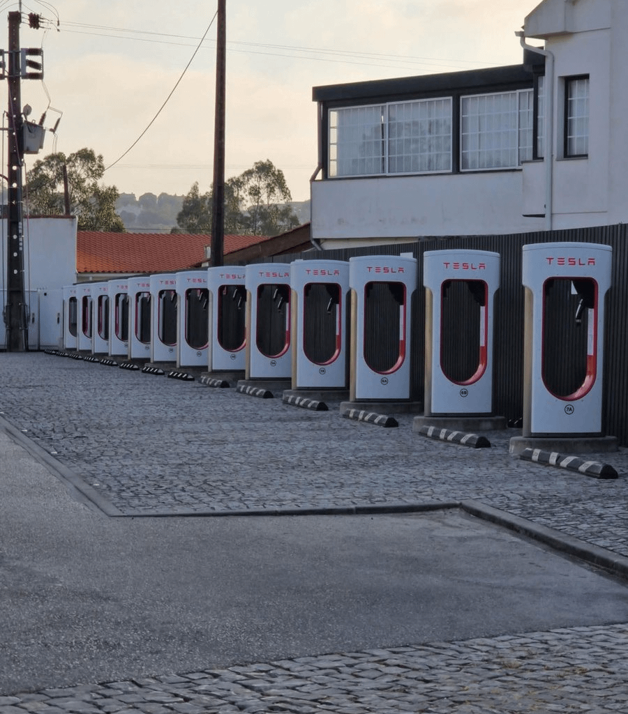 Na madrugada de hoje, o Supercharger de Fátima foi vandalizado: todos os cabos dos stalls V2 e os stalls V4 (8a, 8b, 8c, 8d, 9a, 9b) foram cortados e roubados.