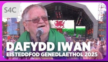 Dafydd Iwan sings on the Eisteddfod stage for the final time