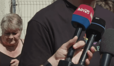 Karácsony Gergő rögtönzött sajtótájékoztatóján beszédes volt, hogy egy ember fogta ezt a két mikrofont.