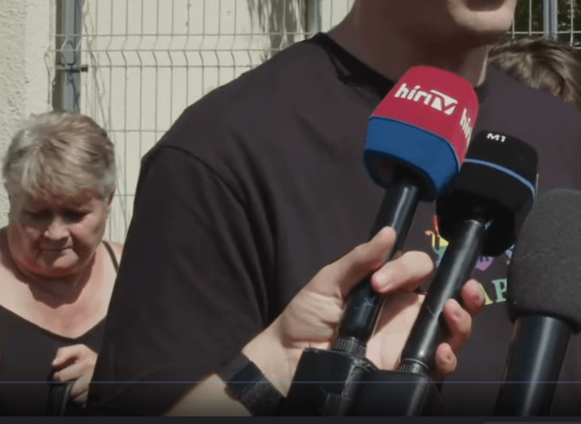 Karácsony Gergő rögtönzött sajtótájékoztatóján beszédes volt, hogy egy ember fogta ezt a két mikrofont.
