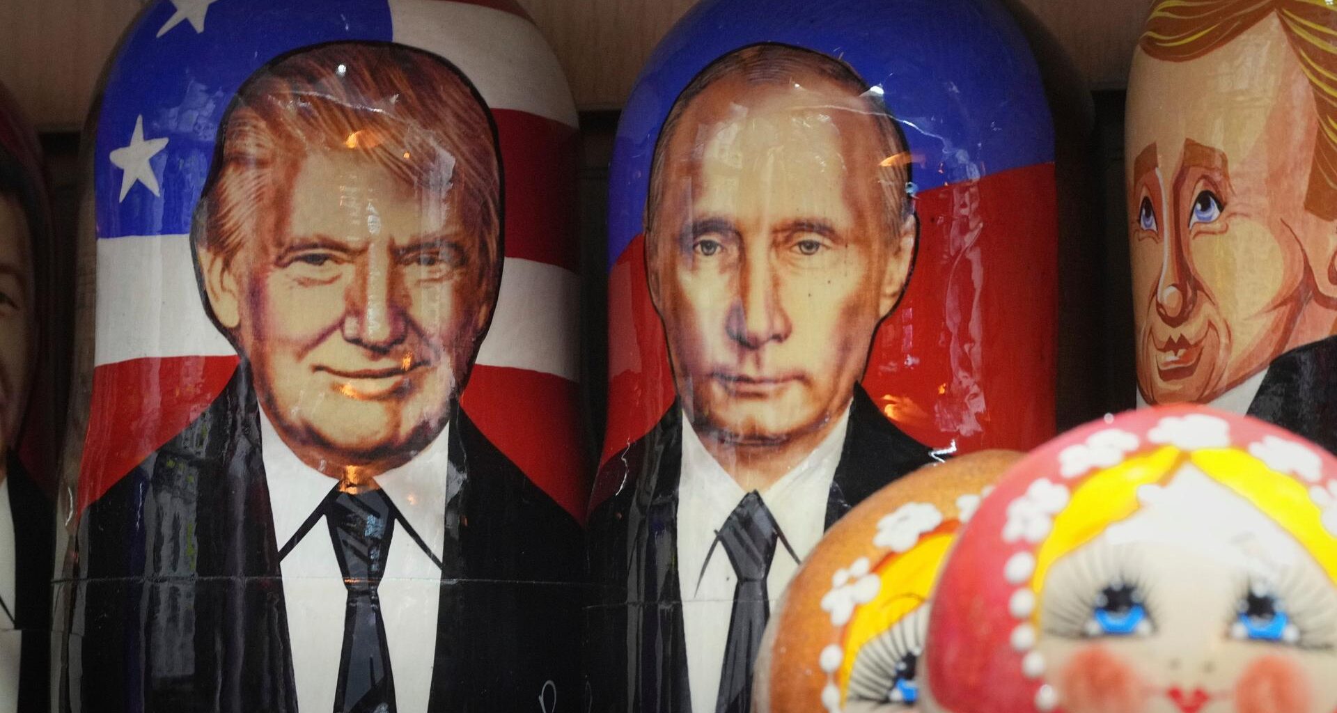 Matroschkas mit den Gesichtern von US-Präsident Donald Trump (links) und Russlands Präsident Vladimir Putin in einem Souvenirshop in St. Petersburg, Russland (13.08.2025)