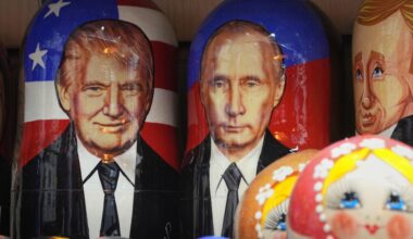 Matroschkas mit den Gesichtern von US-Präsident Donald Trump (links) und Russlands Präsident Vladimir Putin in einem Souvenirshop in St. Petersburg, Russland (13.08.2025)
