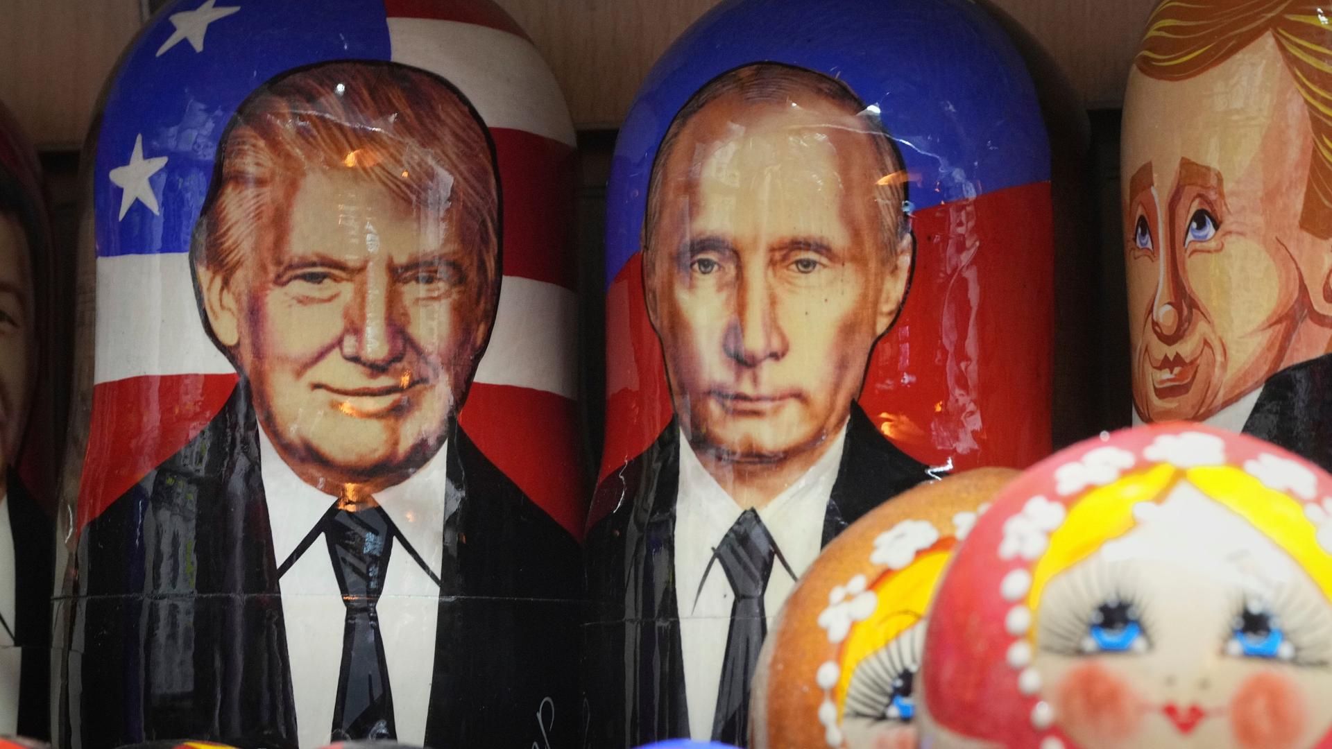 Matroschkas mit den Gesichtern von US-Präsident Donald Trump (links) und Russlands Präsident Vladimir Putin in einem Souvenirshop in St. Petersburg, Russland (13.08.2025) Matroschkas mit den Gesichtern von US-Präsident Donald Trump (links) und Russlands Präsident Vladimir Putin in einem Souvenirshop in St. Petersburg, Russland (13.08.2025)