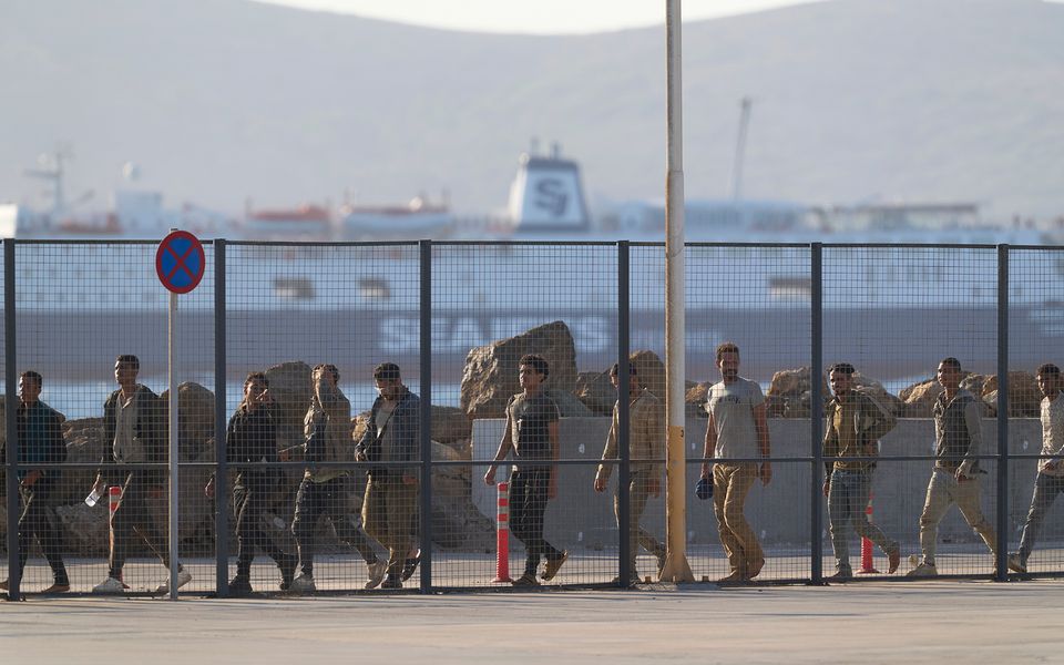 Migrant flows decline | eKathimerini.com