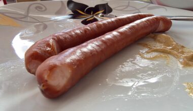 How do I avoid 3rd degree burns from the geyser after cutting into the kiełbasa?