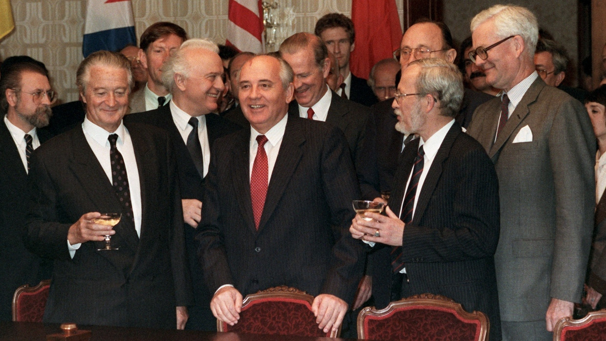 Nach der Unterzeichnung des Zwei-plus-vier-Vertrags über die deutsche Einheit am 12. September 1990 in Moskau: die Außenminister Roland Dumas, Eduard Schewardnadse, der sowjetische Präsident Michail Gorbatschow, sowie die Außenminister James Baker, Hans-Dietrich Genscher, Lothar de Maiziere und Douglas Hurd