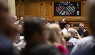Fribourg et Lucerne gagnent un siège au National, au détriment de Berne et des Grisons - rts.ch