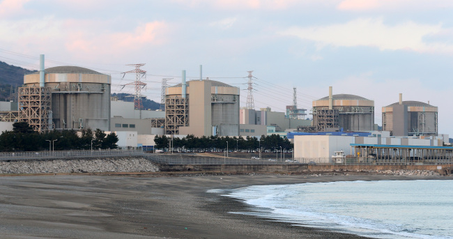 Officials conduct a cyberattack drill at the Wolseong Nuclear Power Plant in Gyeongju on Dec. 22, 2014, to ensure the facility can remain safe during potential cyber threats. (Yonhap)