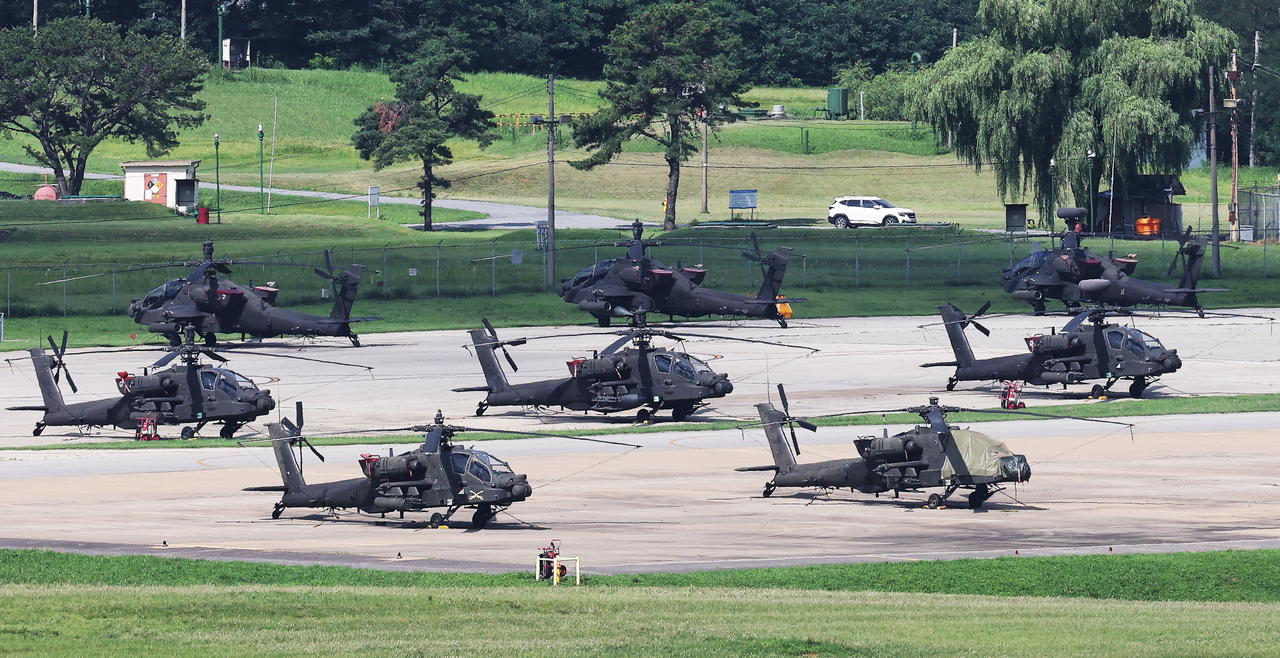 Apache choppers are parked at Camp Humphreys in Pyeongtaek, about 60 kilometers south of Seoul, a day ahead of the Ulchi Freedom Shield exercise on Sunday. (Yonhap)