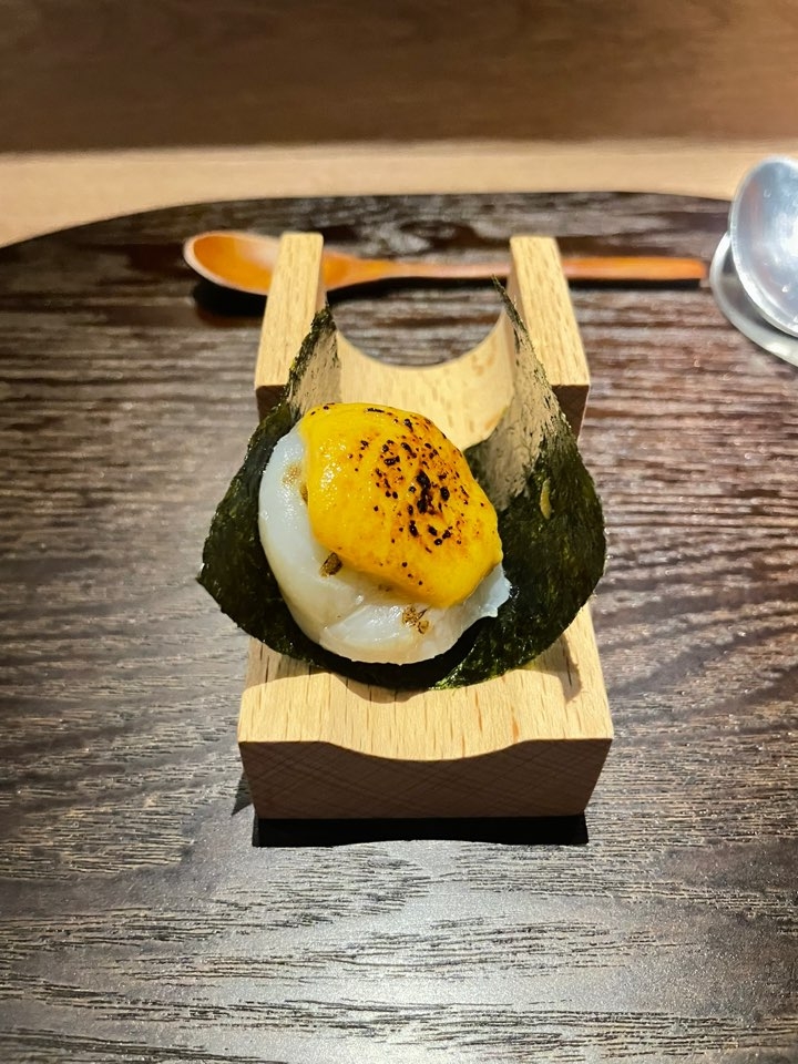 Second amuse-bouche: scallop topped with sea urchin cream, enclosed in layers of sweet, seasoned nori (Hong Yoo/ The Korea Herald)
