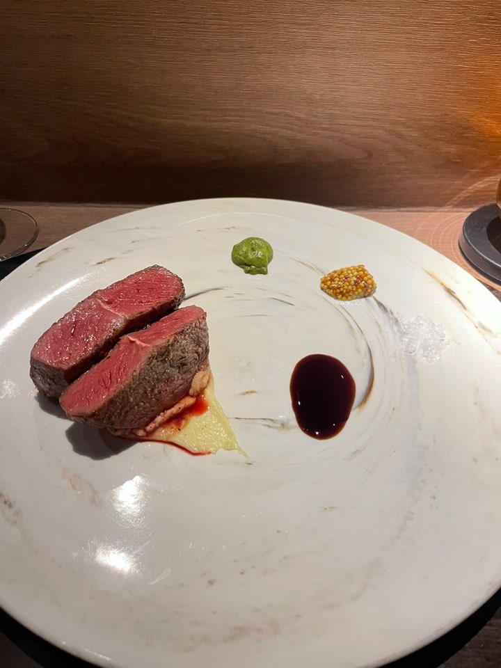 Sous-vide flank steak, smoked with applewood and paired with mashed potatoes, chile puree, 30-year-aged balsamic glaze, mustard and salt (Hong Yoo/ The Korea Herald)
