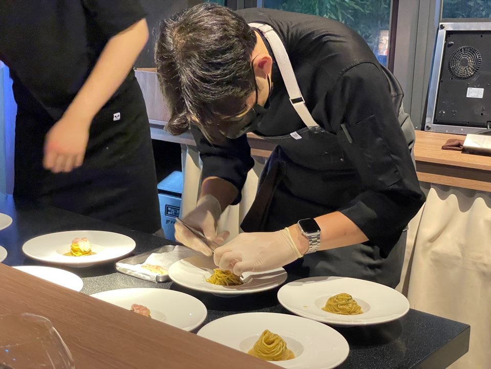 Sous-chef plating dishes with a final touch at Miyuki in Seoul (Hong Yoo/ The Korea Herald)