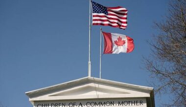 The flags of the two countries are fluttering over the Peace Arch border checkpoint on the U.S.-Canada border in Blaine, Washington. [Photo = Yonhap News]
