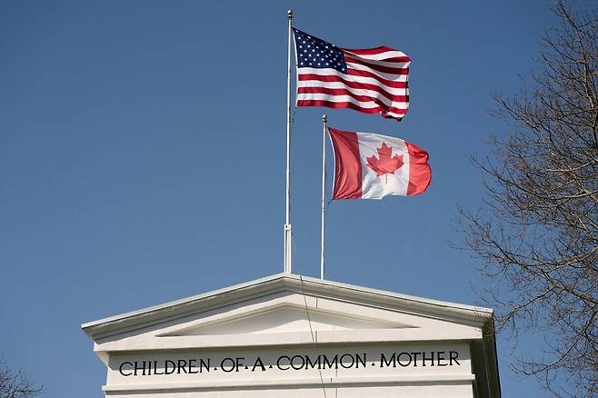 The flags of the two countries are fluttering over the Peace Arch border checkpoint on the U.S.-Canada border in Blaine, Washington. [Photo = Yonhap News]
