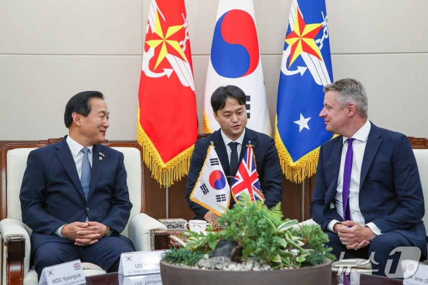 South Korea's Vice Defense Minister Lee Doo-hee met with Luke Pollard, Britain's Armed Forces Minister, in Seoul on Tuesday. (Defense Ministry)