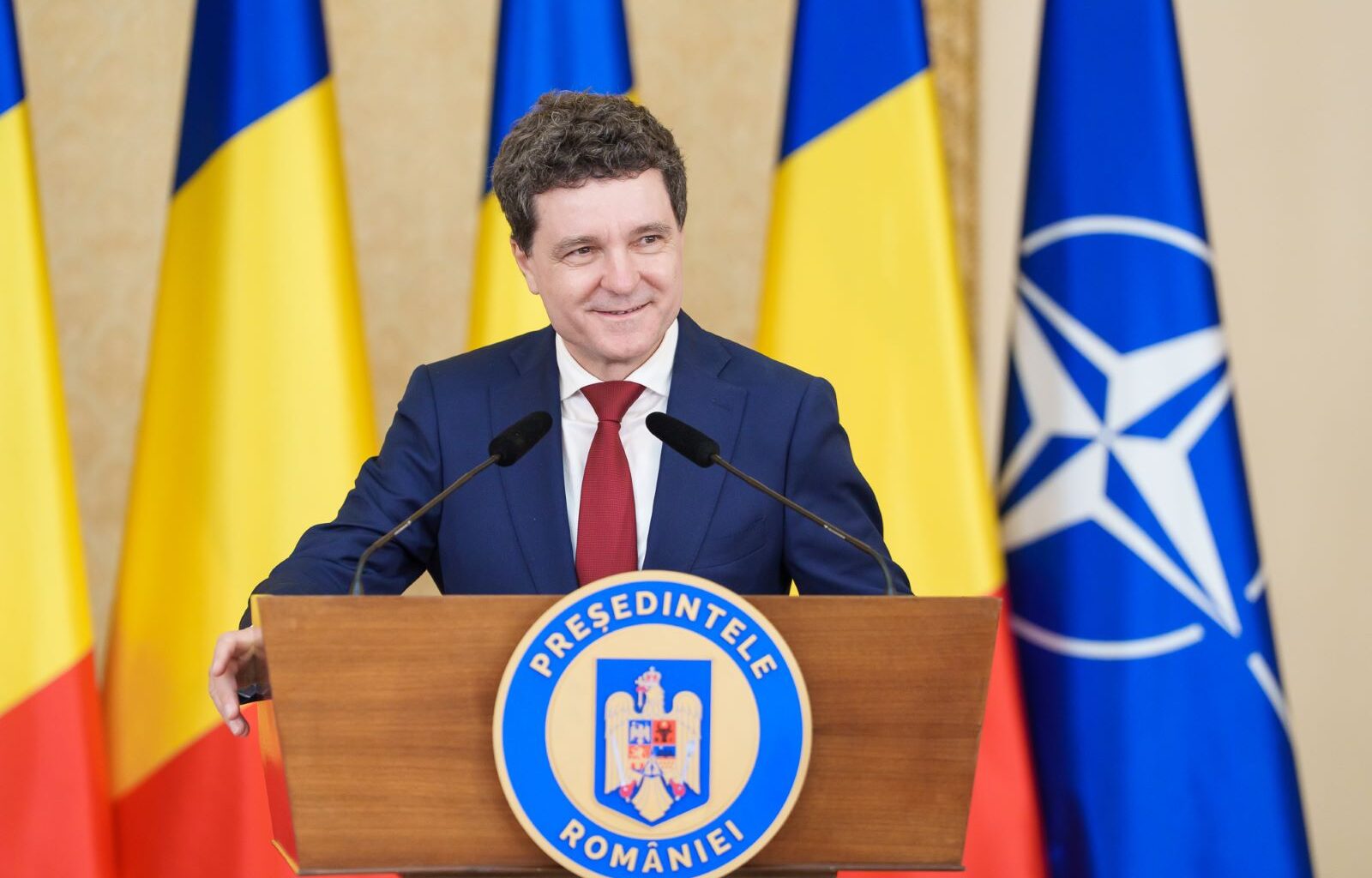 FT Highlights Nicușor Dan’s Role Fighting Populism, Russian Bots