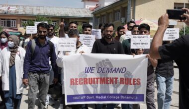 Non gazetted employees of GMC B’la stage protests – Rising Kashmir