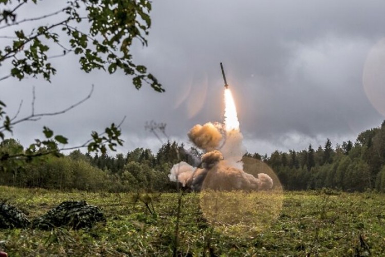 Rusko v noci na sobotu na Ukrajinu zaútočilo 582 dronmi a raketami