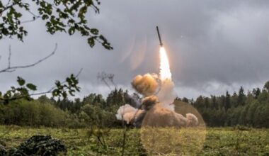 Rusko v noci na sobotu na Ukrajinu zaútočilo 582 dronmi a raketami