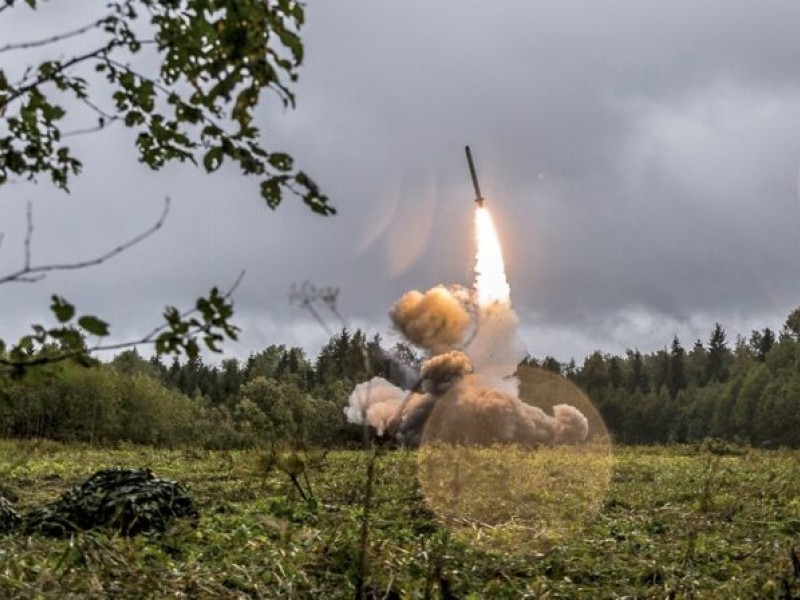 Rusko v noci na sobotu na Ukrajinu zaútočilo 582 dronmi a raketami