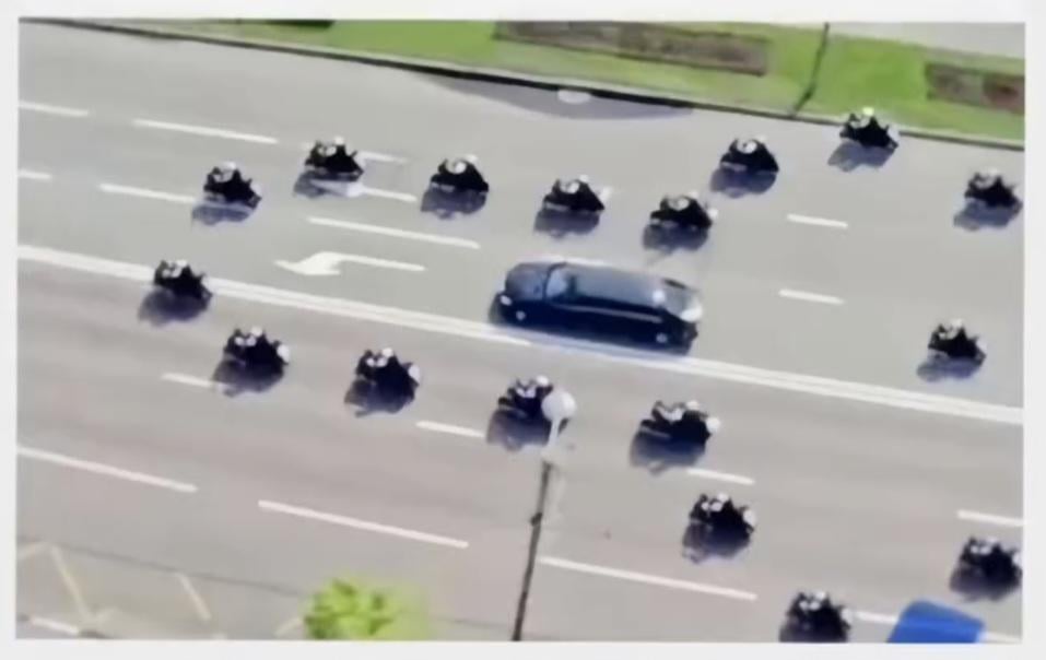 Trump Polizeieskorte 😂😂😂