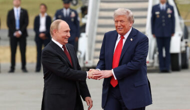 In pictures: Trump rolls out the red carpet for Putin - BBC