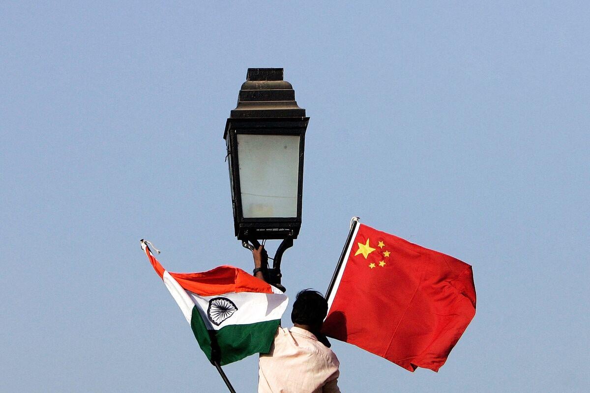 China ‘Firmly Stands’ With India on Trump Tariffs, Envoy Says - Bloomberg