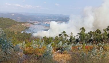 Activado el nivel 2 en Vilaboa porque un incendio forestal en Cobres amenaza las viviendas de dos aldeas