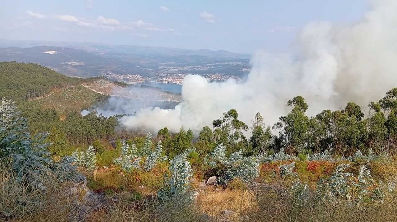 Activado el nivel 2 en Vilaboa porque un incendio forestal en Cobres amenaza las viviendas de dos aldeas