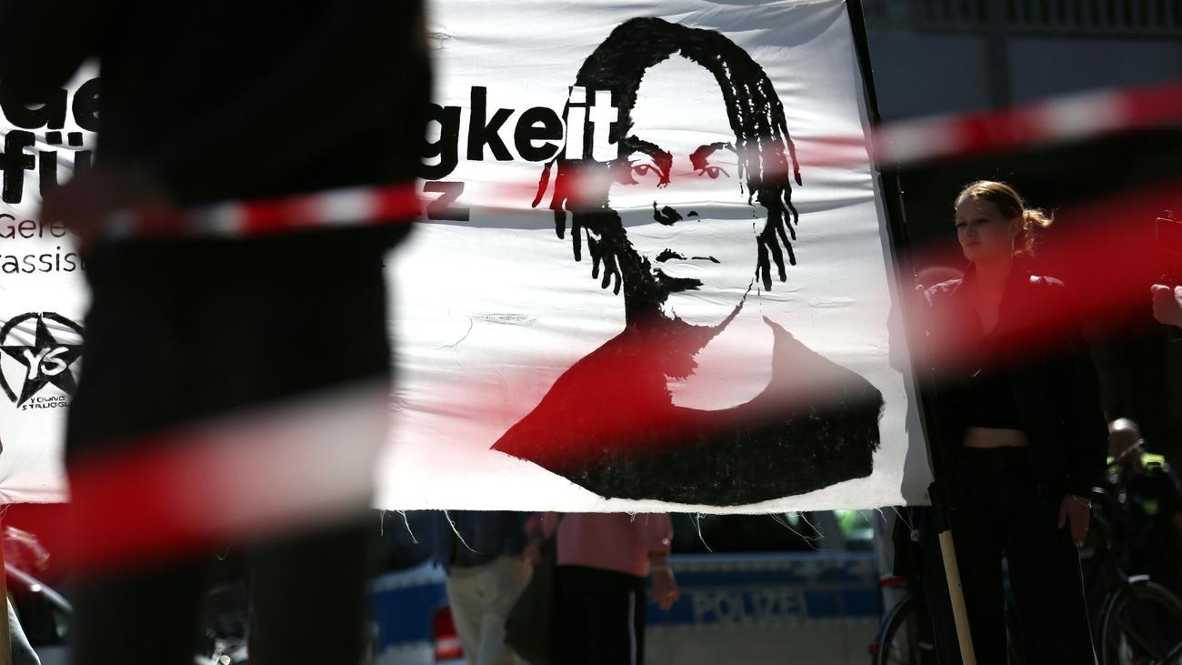 Tödliche Schüsse trafen Lorenz A. offenbar aus nächster Nähe | Die Ermittlungen zum Tod von Lorenz A. sind abgeschlossen. Ein Polizist soll laut einem Medienbericht aus weniger als vier Metern auf den 21-Jährigen geschossen haben.