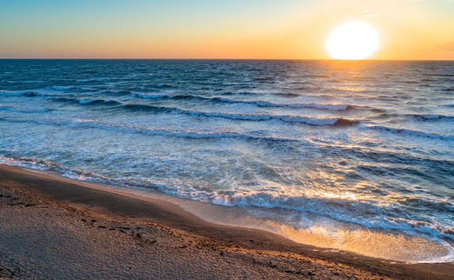 Bulgaria: Warm Friday Across Bulgaria: Coastal Breezes, Mountain Showers, and Highs Up to 36°C