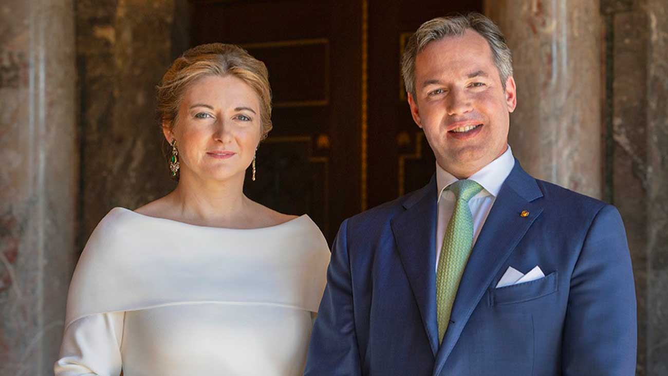 Die ersten offiziellen Porträts von Guillaume und Stéphanie von Luxemburg als Großherzog und Großherzogin wurden enthüllt