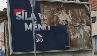 Majerová u nás vydržela na billboardu jen pár hodin 🙃Asi vítr