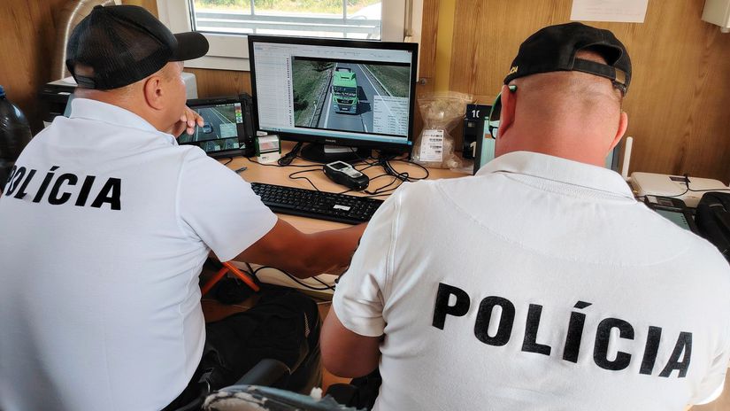 Policajti počas kontroly nákladných vozidiel.