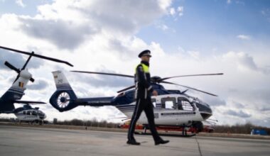 polițist de la Rutieră lângă un elicopter
