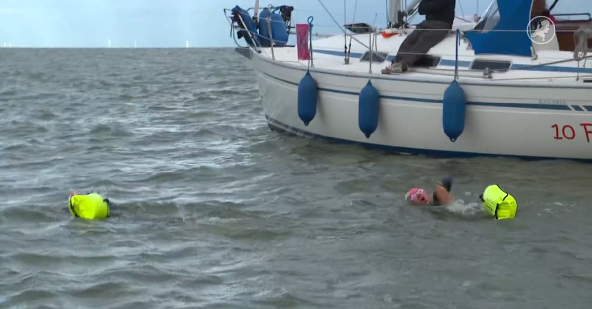 Zwaarste zwemmarathon van Nederland gestart: zwemmers trotseren IJsselmeer