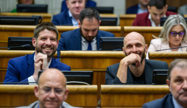 Dva augustové prieskumy, dva rôzne výsledky. PS ostáva lídrom, Smer rastie, o tretie miesto sa bojuje