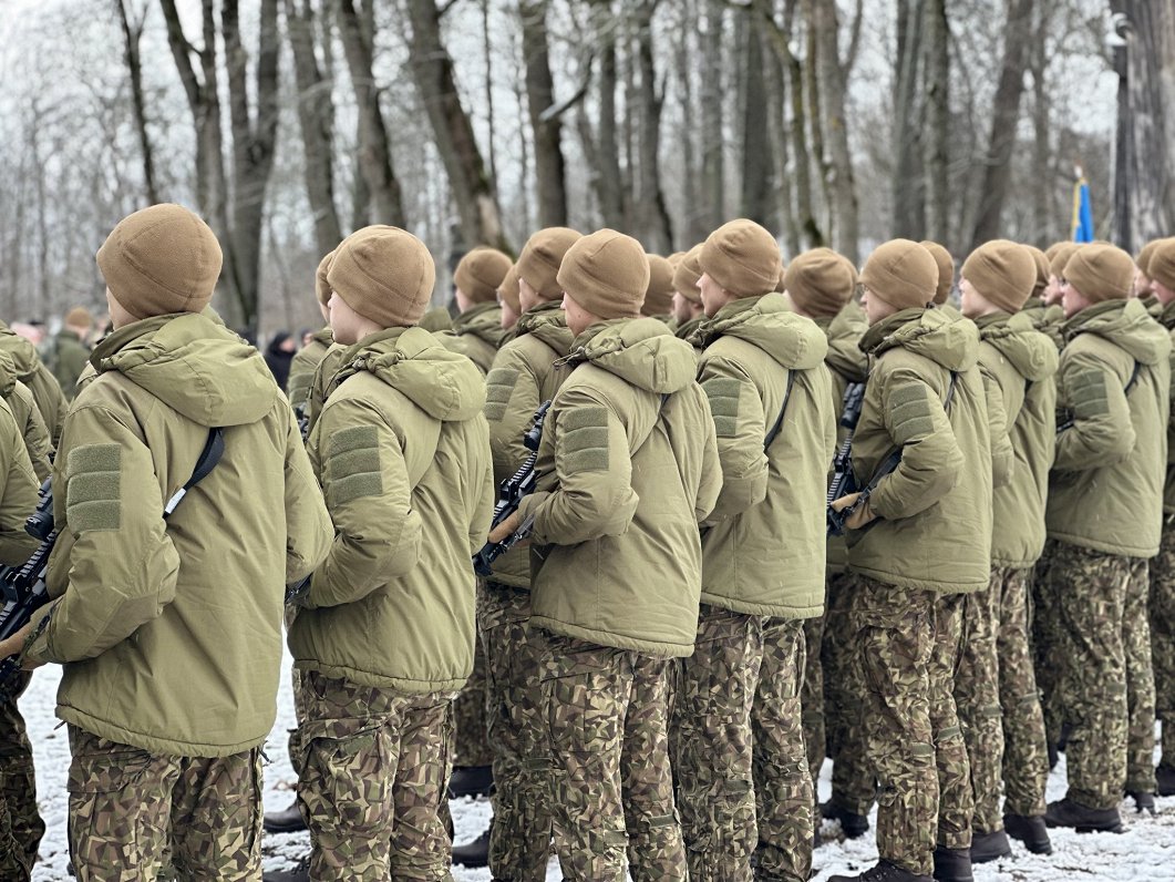 Volunteers for Latvia's national defence service asked to take one step forward / Article