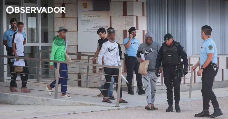 “Pediram água, tabaco, comida. E gritaram Portugal”. Como foi o maior desembarque de migrantes no Algarve