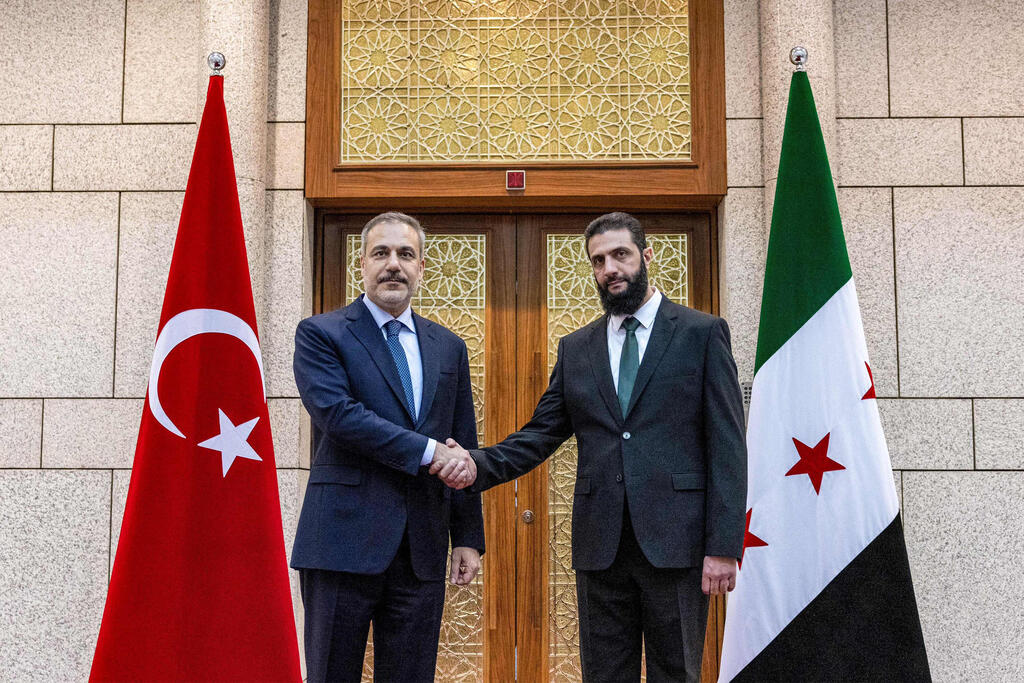 Syrian President al-Sharaa meeting with Turkish Foreign Minister Hakan Fidan (Photo: TURKISH FOREIGN MINISTRY / AFP) שליטה בפועל של סוריה אבו מוחמד אל-ג'ולאני עם שר החוץ של טורקיה הקאן פידאן ב דמשק 23 בדצמבר