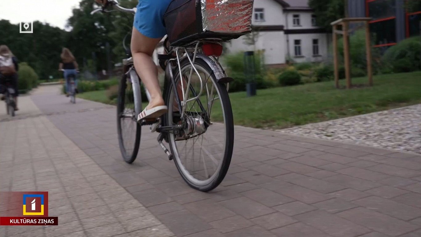 Drama, bicycles and a trip round the world / Article