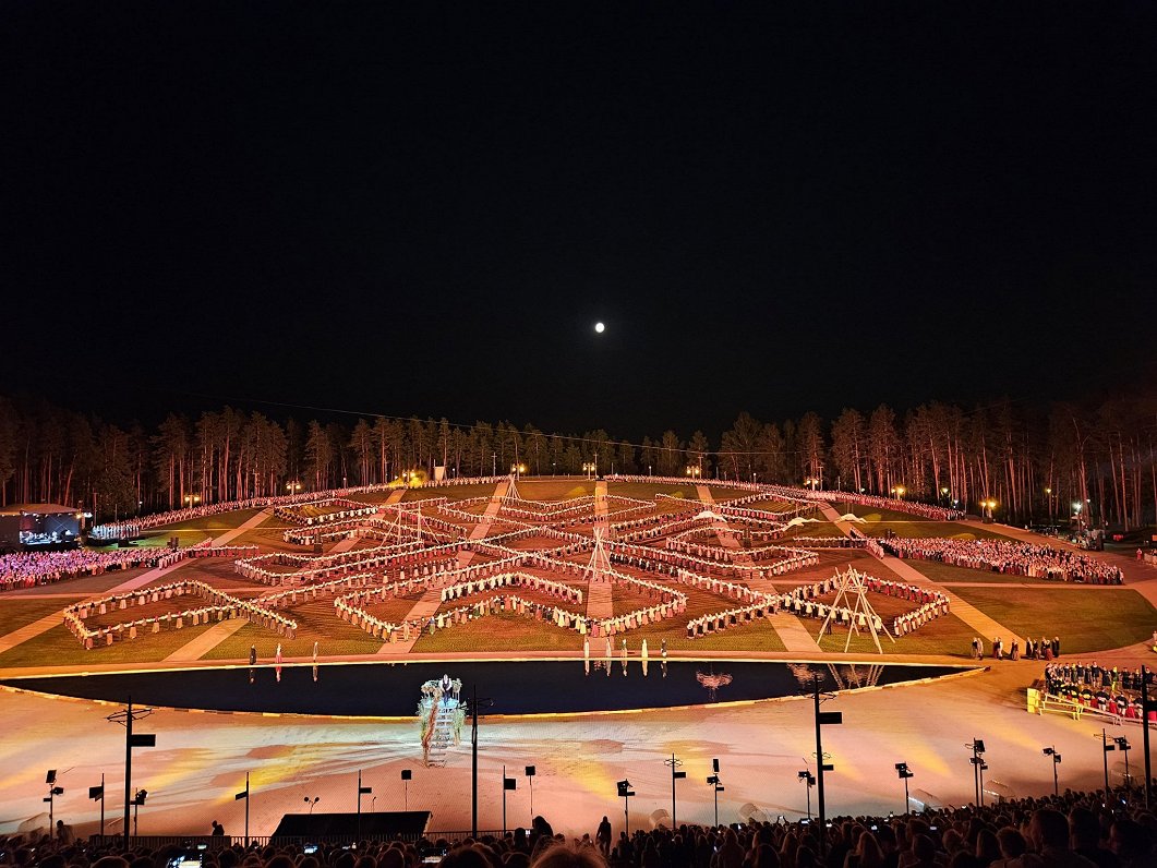 Singers dance, dancers sing in Mežaparks, Latvia / Article