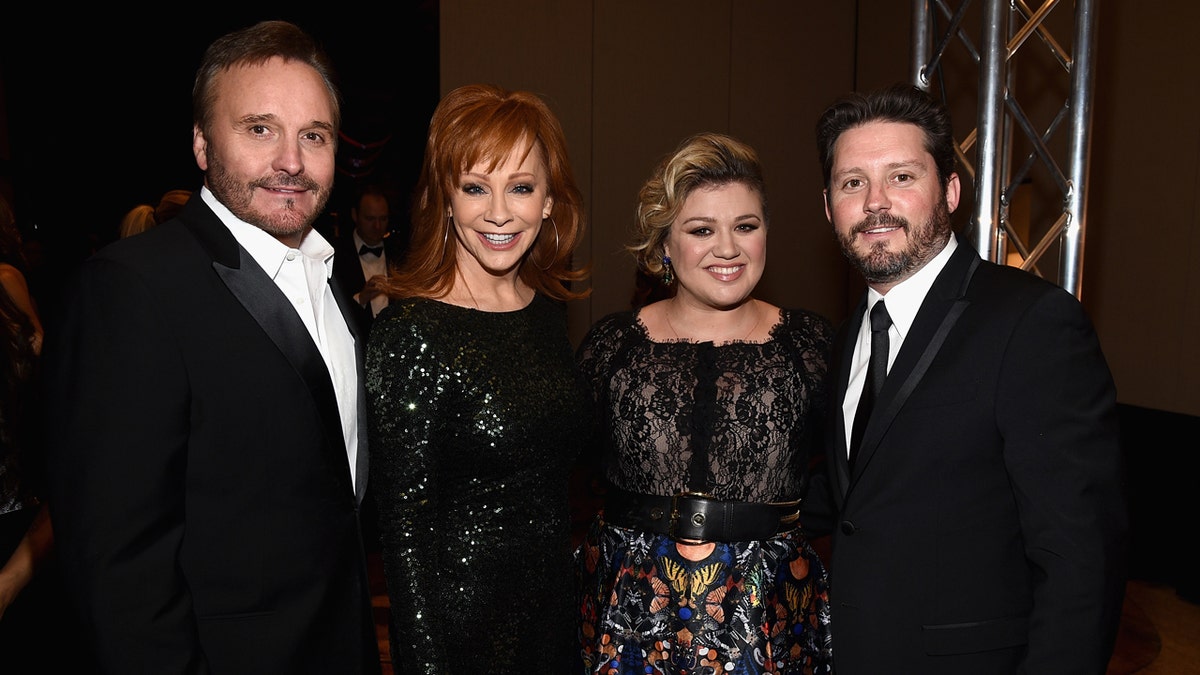 Brendons Blekstoks ar savu tēvu un pamāte Reba Mcentire