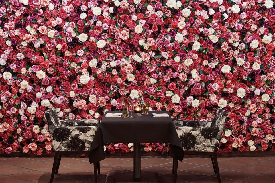 Die spektakuläre Blumenwand im „Ristorante Ecco Ascona“ besteht aus über 11.000 echten Rosenblüten
