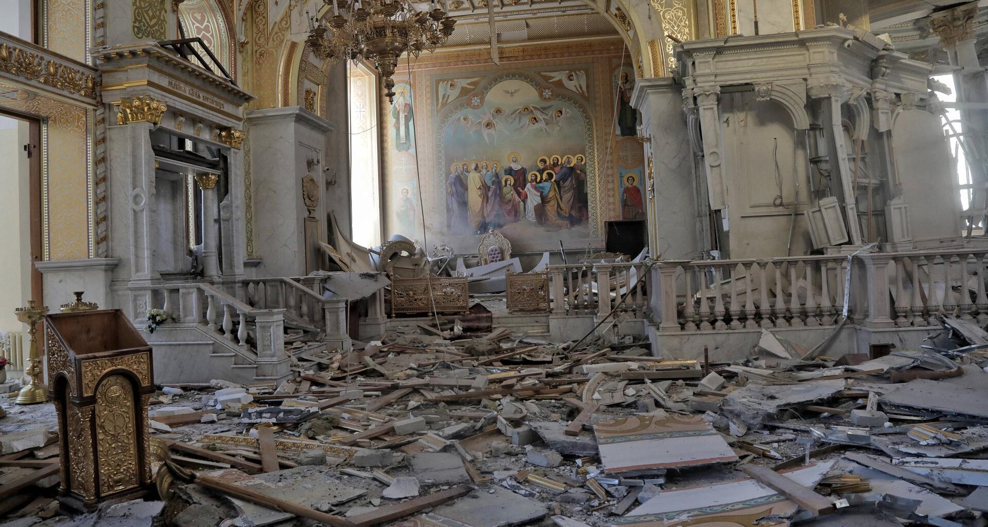 Blick in die beschädigte Verklärungskathedrale im Kathedralenpark von Odessa.