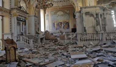 Blick in die beschädigte Verklärungskathedrale im Kathedralenpark von Odessa.