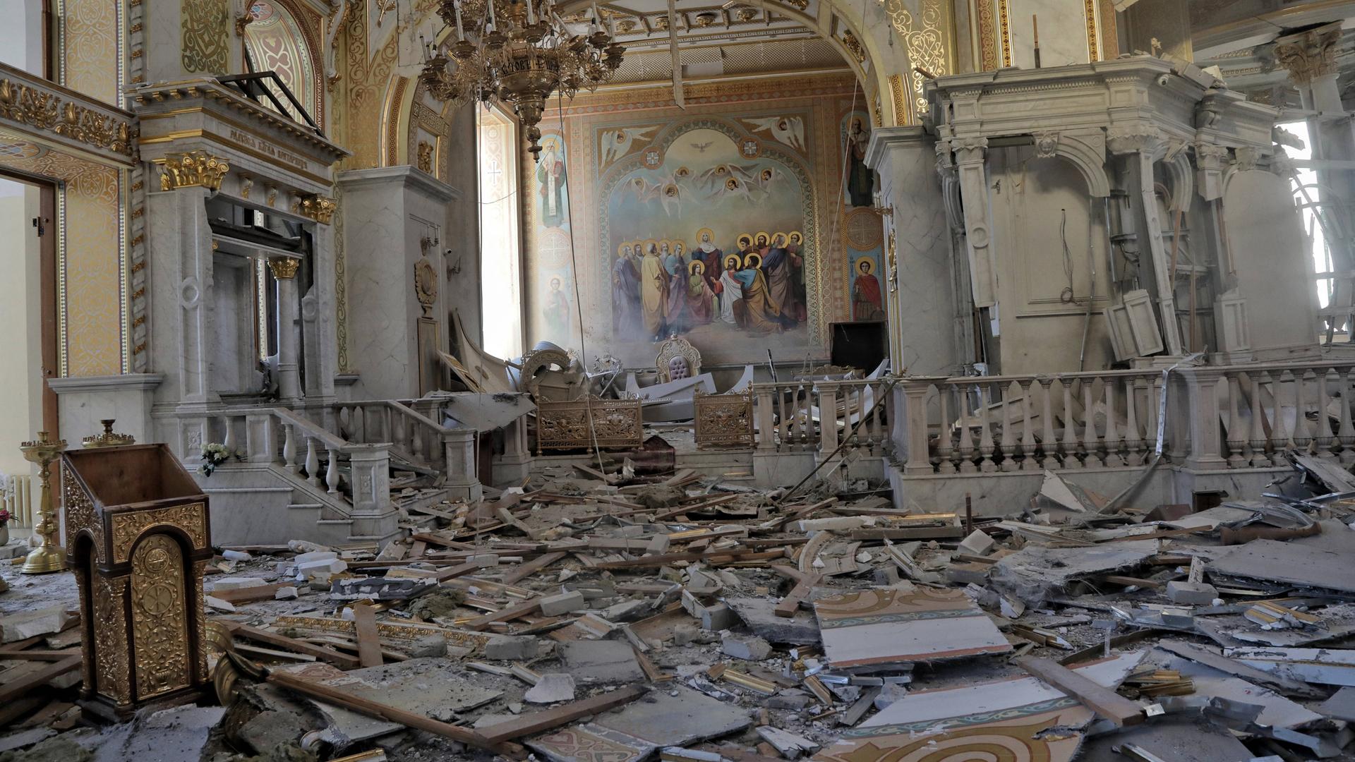 Blick in die beschädigte Verklärungskathedrale im Kathedralenpark von Odessa.